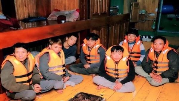 Thanh Hoá: Giải cứu thành công 7 ngư dân gặp nạn trên biển