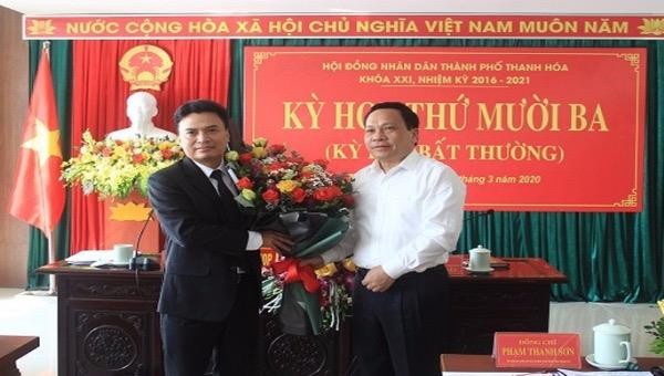 Ông Trịnh Huy Triều (bên trái) trở thành tân Chủ tịch UBND TP Thanh Hóa nhiệm kỳ 2016-2021