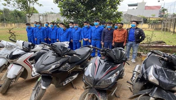 Các đối tượng  bị bắt tại "sới" bạc ở huyện Triệu Sơn (Thanh Hóa).