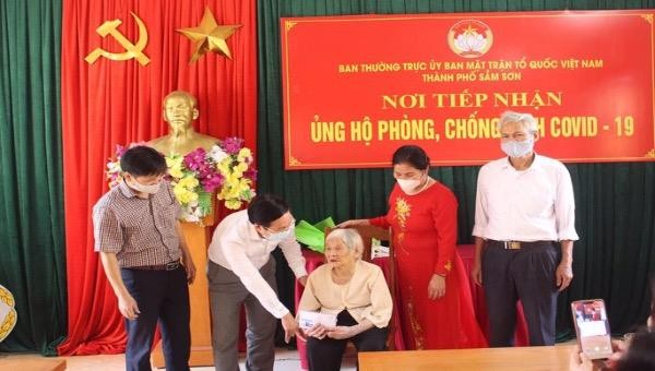 Cụ bà Thanh Hoá 107 tuổi ủng hộ tiền chống dịch COVID-19