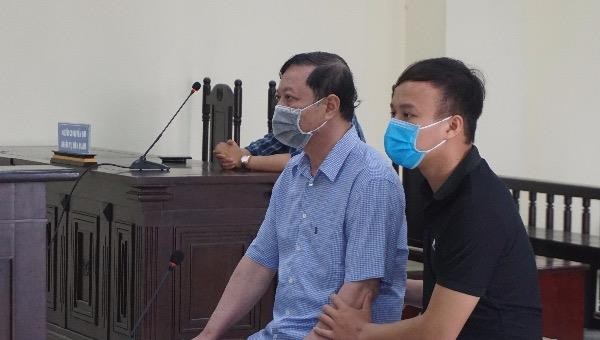 Ông Nguyễn Chí Phương (áo kẻ xanh) bị tuyên phạt 2 năm tù