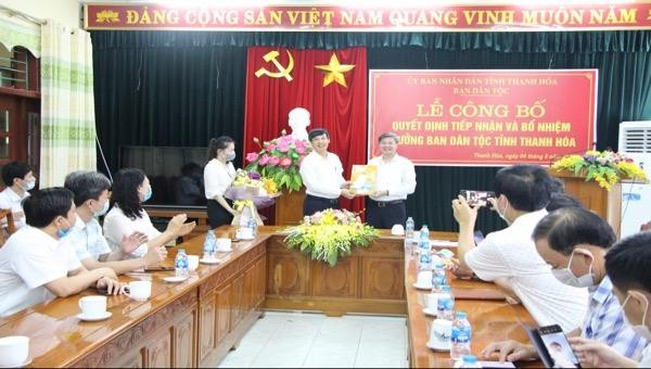 Chủ tịch UBND tỉnh Thanh Hóa  trao Quyết định bổ nhiệm Trưởng Ban Dân tộc.