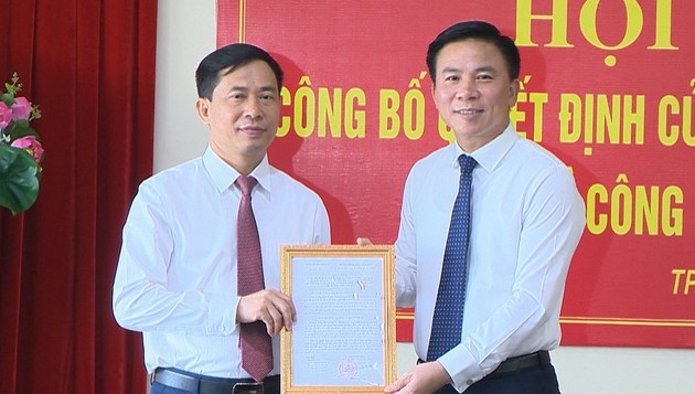 Ông Đỗ Trọng Hưng, Phó Bí thư Thường trực Tỉnh ủy Thanh Hóa trao quyết định Phó Bí thư Thị ủy Sầm Sơn cho ông Lê Văn Tú.
