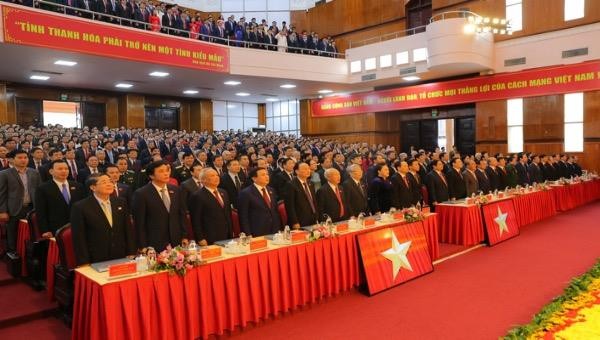 Đại biểu thực hiện nghi thức chào cờ tại phiên khai mạc Đại hội đại biểu Đảng bộ tỉnh Thanh Hoá lần thứ XIX.