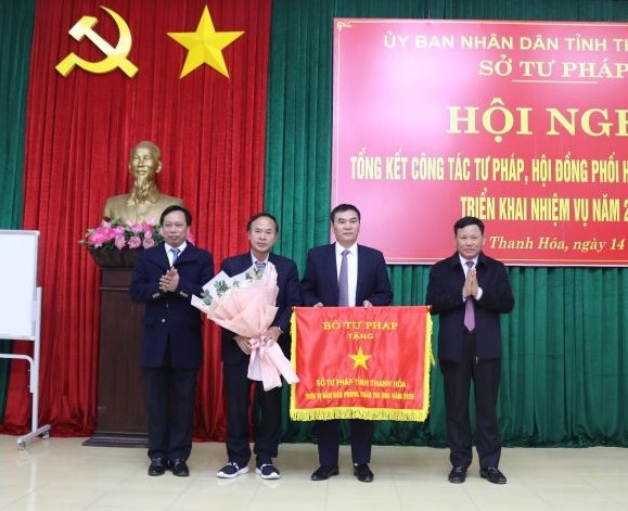 Thanh Hoá: Ngành Tư pháp vinh dự được nhận cờ thi đua của Bộ Tư pháp năm 2020