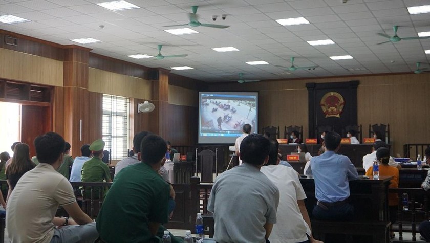 Người dân theo dõi phiên tòa sáng 1/10 tại TAND tỉnh Thanh Hóa.