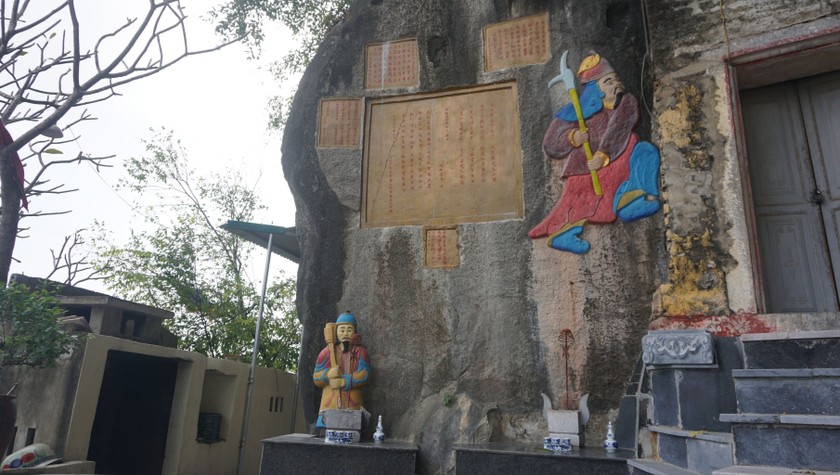Người trực tiếp chỉ đạo tô, vẽ lên các tấm bia, hình tượng là bà Lê Thị Thịnh, người trông coi chùa