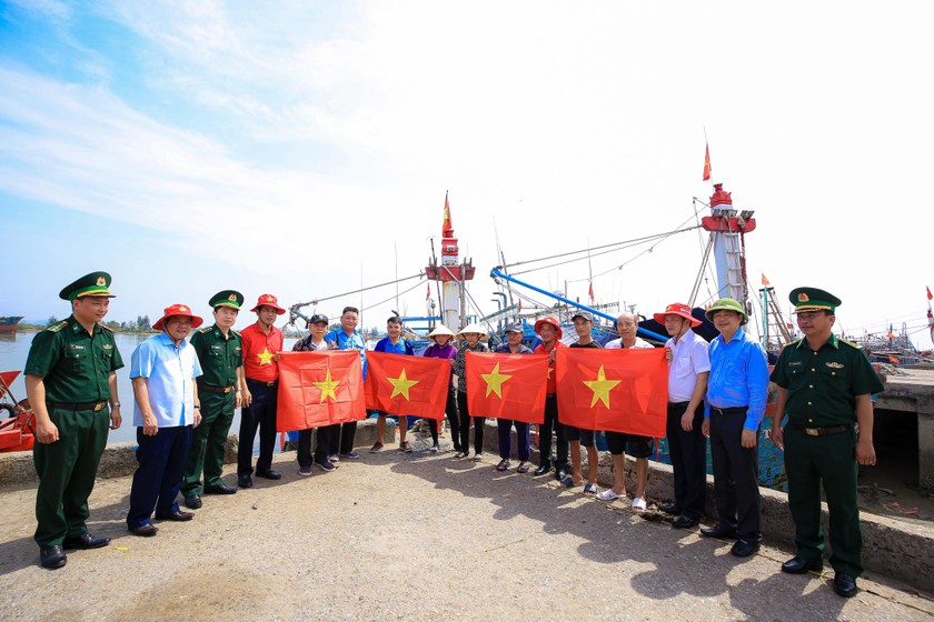 Trao 20.000 lá cờ Tổ quốc cho tỉnh Thanh Hoá
