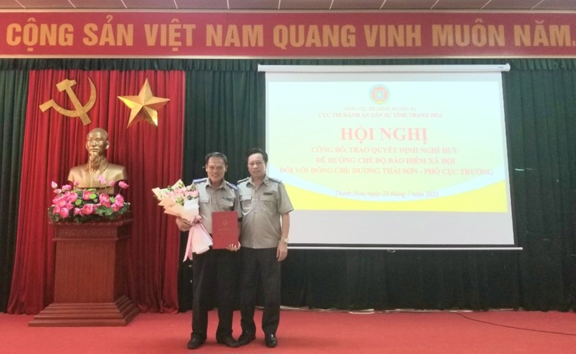 Cục Thi hành án dân sự tỉnh Thanh Hóa trao Quyết định nghỉ hưu đối với ông Dương Thái Sơn