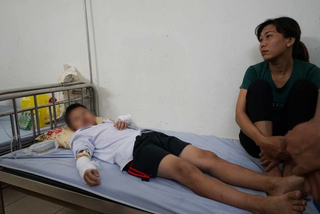 Các em học sinh bị bỏng sau vụ nổ được theo dõi, điều trị tại Bệnh viện Đa khoa huyện Yên Định