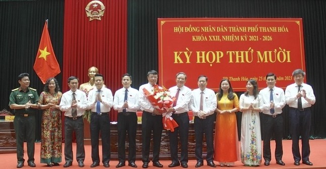 Ông Trần Anh Chung, Tỉnh ủy viên, Phó Bí thư Thành ủy TP Thanh Hóa được bầu giữ chức Chủ tịch UBND TP Thanh Hóa.