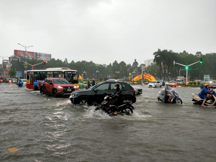 Ngã tư Đại lộ Lê Lợi giao với đường Trần Phú bị ngập sâu.