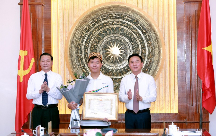 Bí thư Tỉnh ủy Thanh Hóa và Chủ tịch UBND tỉnh Thanh Hóa trao Bằng khen cho em Lê Xuân Mạnh.