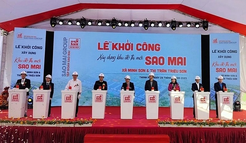 Các đại biểu thực hiện nghi thức khởi công dự án Khu đô thị mới Sao Mai xã Minh Sơn và thị trấn Triệu Sơn.