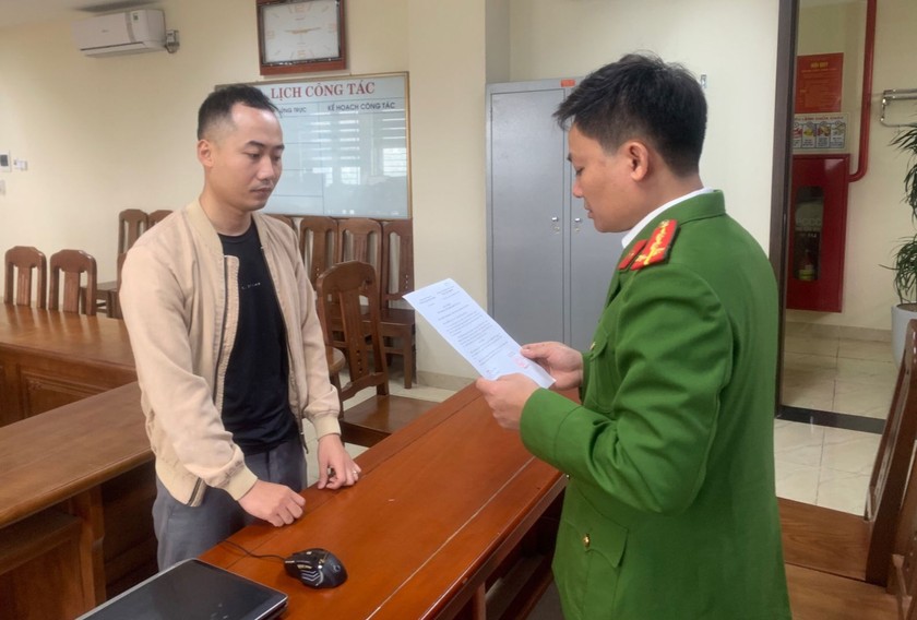 Công an TP Thanh Hoá thi hành Quyết định khởi tố bị can đối với Lê Văn Thọ.