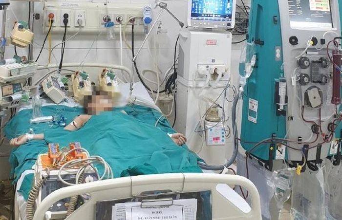 Một trong 2 bệnh nhi nghi ngộ độc đang được triều trị tại Bệnh viện Nhi Thanh Hóa (Ảnh: Báo Người lao động).