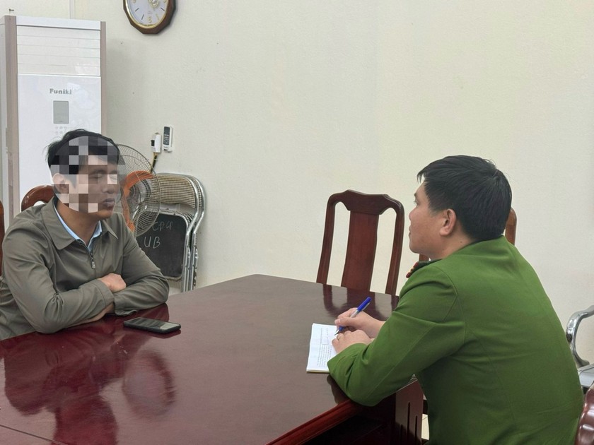 Anh Nguyễn Văn Tường, Phó trưởng phòng Tài nguyên và môi trường huyện Yên Định đang trình báo vụ việc với cơ quan công an (Nguồn: CA tỉnh Thanh Hóa).