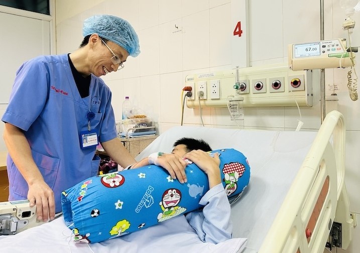 Sau nhiều ngày hôn mê và trải qua nhiều lần ngừng tuần hoàn, sức khoẻ 2 cháu bé bị ngộ độc cấp điều trị tại Bệnh viện Nhi Thanh Hoá đã hồi phục thần kỳ ( Ảnh: Báo TH).