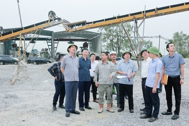 Phó Chủ tịch UBND tỉnh Lê Đức Giang cùng đoàn công tác trực tiếp kiểm tra hiện trường khai thác đá (Ảnh: Báo TH).