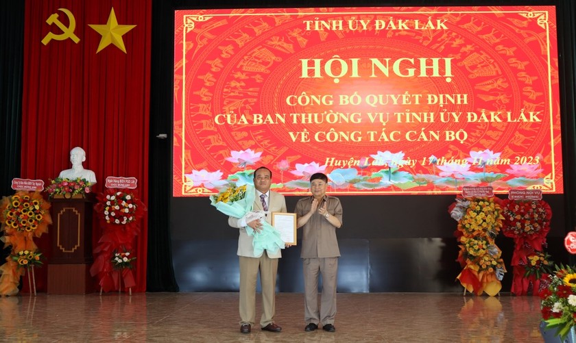 Phó Bí thư Thường trực Tỉnh ủy Phạm Minh Tấn trao Quyết định và tặng hoa cho đồng chí Nguyễn Văn Long.