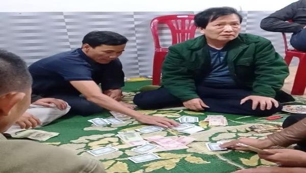 Hình ảnh Chủ tịch UBND xã Hương Lâm, Phạm Đại Dũng (áo xanh dài tay) tham gia đánh bạc.