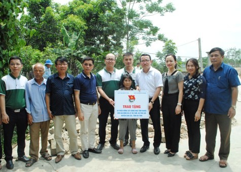 Nhà xuất bản Tư pháp phối hợp với Đoàn Thanh niên Vietcombank xây nhà ở cho người nghèo và trao tủ sách pháp luật ở Hà Tĩnh