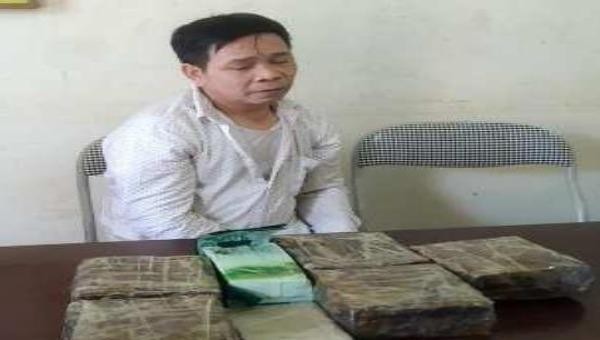 Đối tượng Phan Văn Tuấn cùng tang vật ma túy bị bắt giữ
