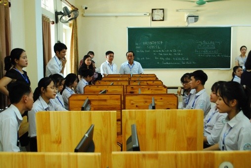 Phòng thi Vòng chung kết cuộc thi trực tuyến toàn quốc“Pháp luật học đường” tại tỉnh Hà Tĩnh. 