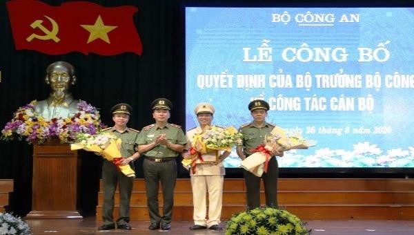 Thiếu tướng Trần Quốc Tỏ, Thứ trưởng Bộ Công an trao quyết định và chúc mừng các đ/c vừa được bổ nhiệm.