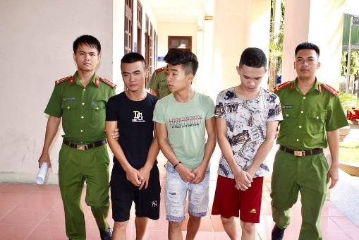 Nhóm đối tượng bị Công an Can Lộc bắt giữ.