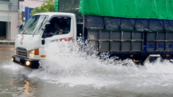 Nhiều tuyến phố Hà Tĩnh chìm trong nước do 'mưa rong bão'