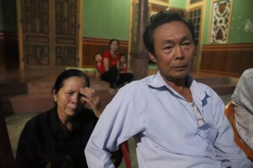 Ông Lê Văn Hoan (bố nạn nhân S.) đau đớn khi nhận hung tin về con trai. 