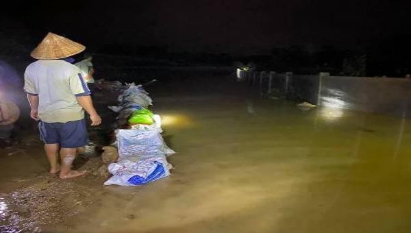 Hà Tĩnh: Huy động hàng trăm người xử lý sự cố nước tràn đê ngập nhà dân trong đêm