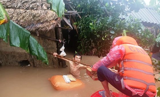 Người dân Hà Tĩnh đang chịu hậu quả nặng nề của mưa bão.