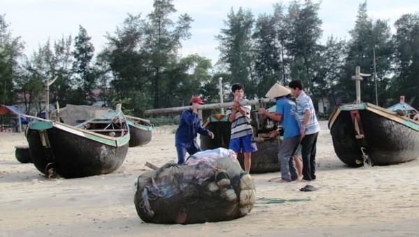 Từ 17h chiều 13/11, tỉnh Hà Tĩnh cấm tàu thuyền ra khơi.