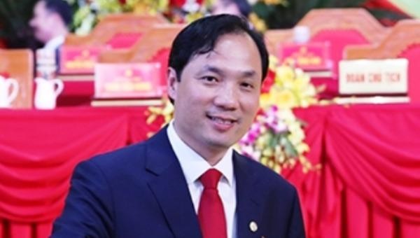 Ông Hoàng Trung Dũng - Bí thư Tỉnh ủy Hà Tĩnh - được bầu giữ chức Chủ tịch HĐND tỉnh Hà Tĩnh.