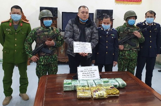 Lực lượng chức năng bắt giữ đối tượng Trần Ngọc Nam cùng tang vật.
