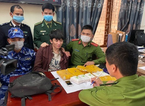 Lực lượng chức năng bắt giữ Nguyễn Văn Vũ vận chuyển 30.000 viên hồng phiến.