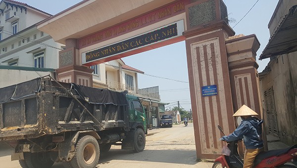 Dân khốn khổ vì bụi do xe tải trọng lớn thi công đường ven biển ở Hà Tĩnh