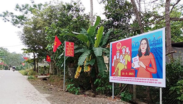 Pa nô, áp phích, khẩu hiệu tuyên truyền về cuộc bầu cử được huyện Hương Sơn triển khai đến các xã vùng sâu vùng xa.