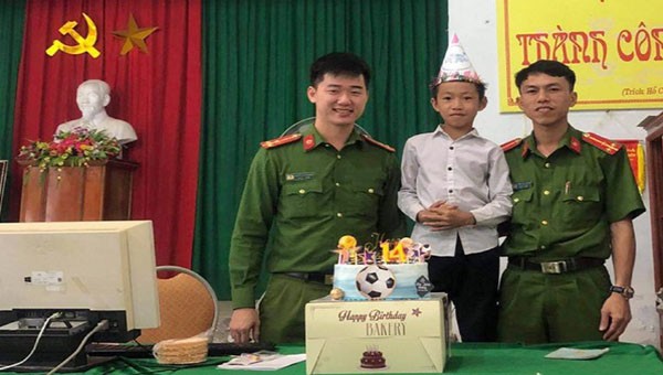 Công an thị xã Kỳ Anh (Hà Tĩnh) tổ chức sinh nhật cho em Trần Đình Núi tại điểm đăng ký cấp căn cước công dân.