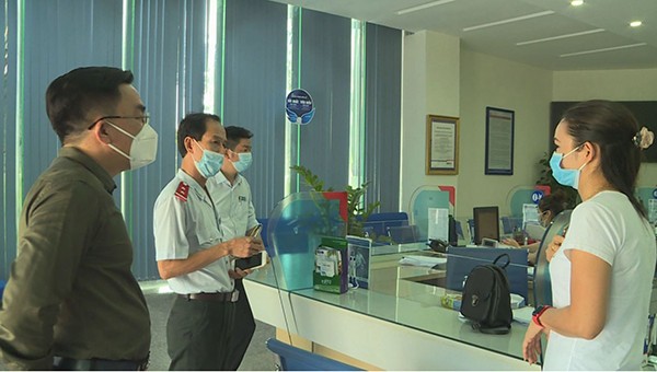 Thanh tra Sở Y tế Hà Tĩnh phối hợp với lực lượng chức năng kiểm tra, xử phạt đối với những trường hợp không đeo khẩu trang nơi công cộng.
