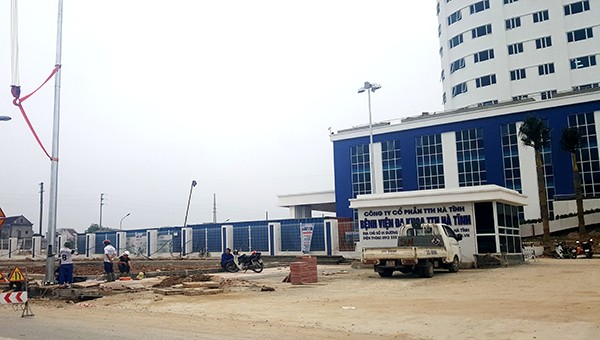 Trong quá trình xây dựng Bệnh viện Đa khoa TTH Hà Tĩnh nhiều lần bị cơ quan chức năng Hà Tĩnh xử phạt.  