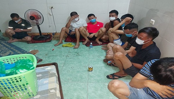 Các đối tượng đánh bạc bị Công an huyện Cẩm Xuyên bắt giữ.
