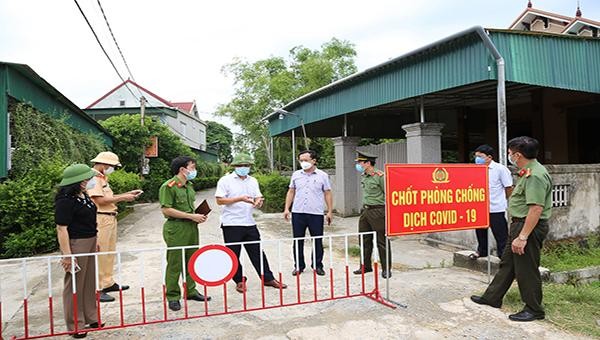 Lực lượng chức năng phong tỏa thôn Trung Tiến, xã Việt Tiến, huyện Thạch Hà.