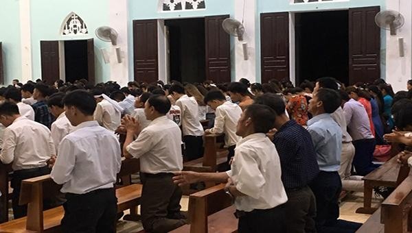 Thánh lễ Chúa nhật tối 6/6 ở giáo xứ Dũ Thành có khoảng 300 người tham gia, không giữ khoảng cách, nhiều người không đeo khẩu trang.