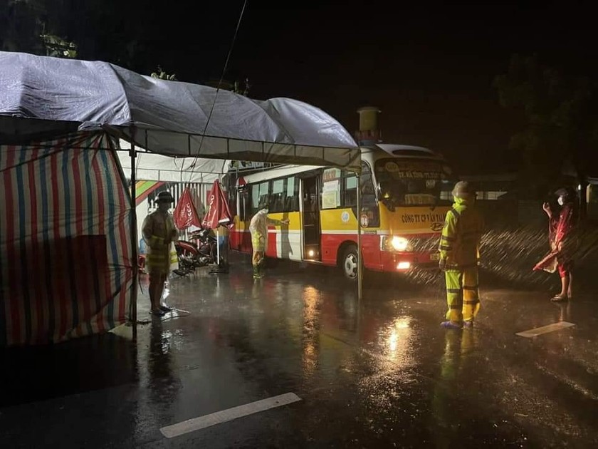 Đối phó với mưa lớn Hà Tĩnh cấp tốc điều xe buýt làm điểm trực chốt phòng chống dịch Covid-19