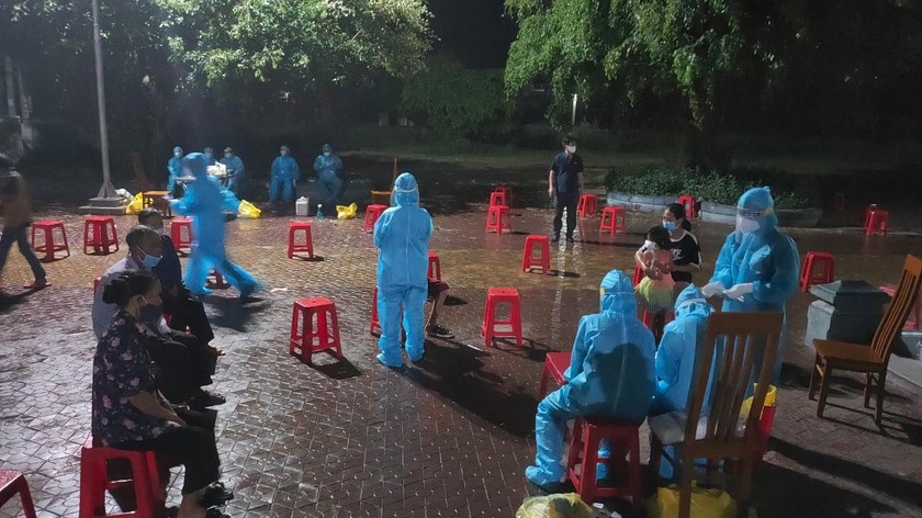 Lực lượng chức năng lấy mẫu xét nghiệm 1.200 người dân tổ dân phố Xuân Hải trong khu vực phong tỏa sau khi phát hiện 3 ca mắc Covid-19. 