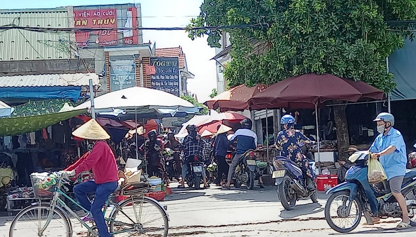 Chợ tự phát tại phường Hưng Trí, thị xã Kỳ Anh hoạt động không phép.
