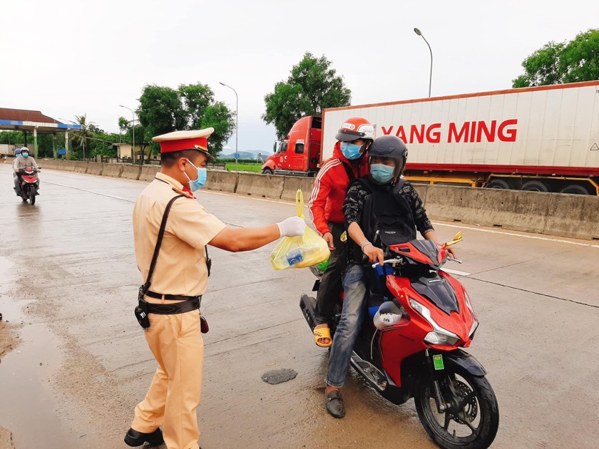 Người dân về quê bằng xe máy từ các tỉnh phía Nam qua địa phận huyện Cẩm Xuyên.